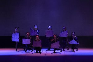 鏡を持って踊るトロルたち