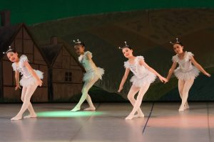 小学校低学年による白いみつ蜂の踊り