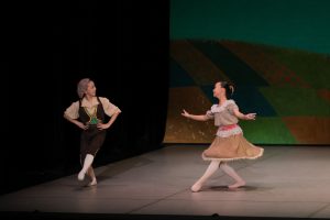 楽しそうに踊るカイとゲルダ