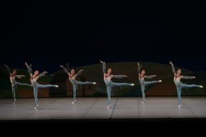 中学生のつばめの踊り