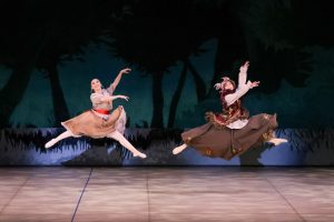 魔法使いとゲルダが楽しそうに踊っている様子