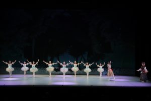 魔法使いがゲルダのために花を咲かせている場面