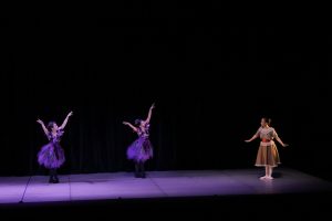 カラスとともに宮殿を目指すゲルダ