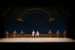 宮殿のシーン。王子と王女と侍従たち