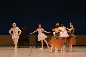 ゲルダがマントを着せてもらっている場面