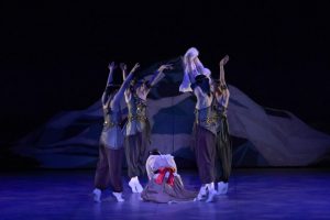 ゲルダが盗賊にマントを奪われてしまう場面