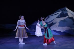 盗賊の娘がゲルダにマントを返すシーン