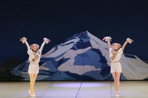 盗賊の娘が可愛がっている犬の踊り