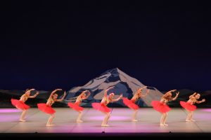 小学校低学年による赤い木の実の踊り