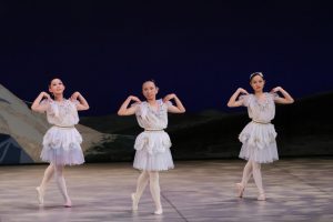 高校生による天使の踊り