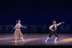 カイが逃げる方向を指さし、ゲルダは嬉しそうにうなずく