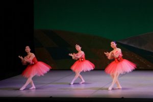 中学生のバラの踊り