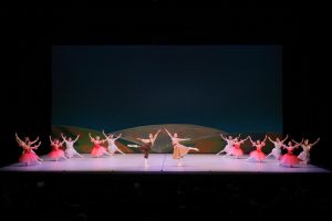 カイとゲルダを祝福するバラと天使たち